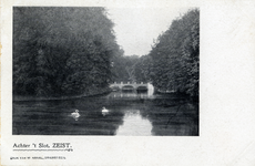 15923 Gezicht op de vijver in het park van Slot Zeist te Zeist uit het zuidoosten; met op de achtergrond de toegangsbrug.